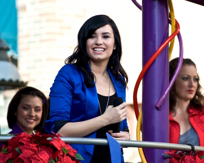 49882_Preppie_-_Demi_Lovato_filming_a_Disney_Parade_in_Anaheim_-_November_9_2009_6261_122_1164lo.jpg