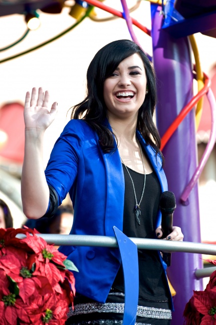 49944_Preppie_-_Demi_Lovato_filming_a_Disney_Parade_in_Anaheim_-_November_9_2009_0290_122_534lo.jpg