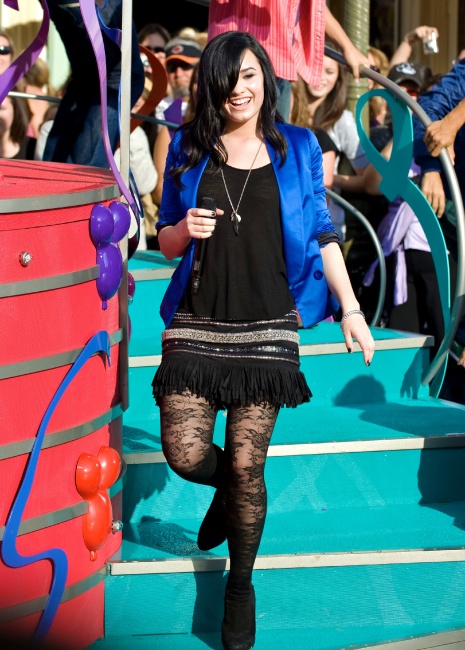 50149_Preppie_-_Demi_Lovato_filming_a_Disney_Parade_in_Anaheim_-_November_9_2009_3364_122_253lo.jpg