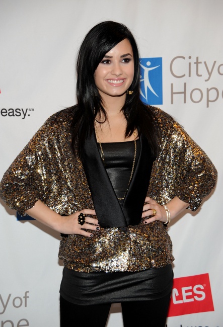 55854_Preppie_-_Demi_Lovato_at_City_For_Hope_Concert_at_the_Nokia_Theatre_in_L_A__-_October_25_2009_4201_122_35lo.jpg