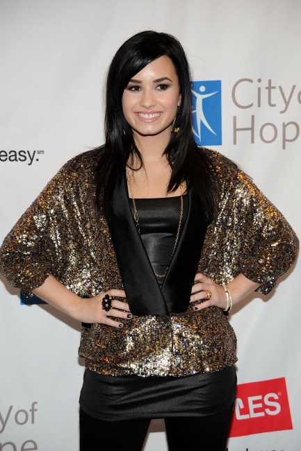 55898_Preppie_-_Demi_Lovato_at_City_For_Hope_Concert_at_the_Nokia_Theatre_in_L_A__-_October_25_2009_7210_122_221lo.jpg