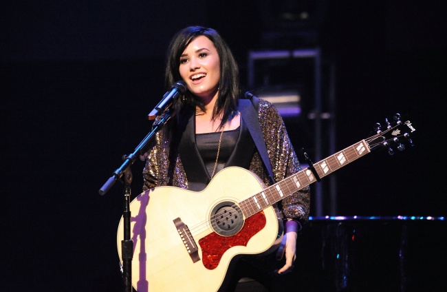 56116_Preppie_-_Demi_Lovato_at_City_For_Hope_Concert_at_the_Nokia_Theatre_in_L_A__-_October_25_2009_8115_122_201lo.jpg