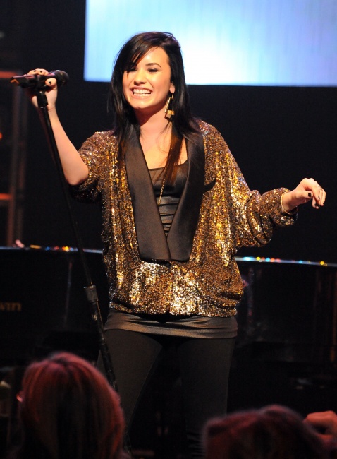 56606_Preppie_-_Demi_Lovato_at_City_For_Hope_Concert_at_the_Nokia_Theatre_in_L_A__-_October_25_2009_590_122_98lo.jpg