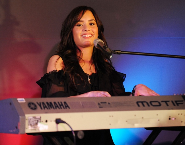 63751_Preppie_Demi_Lovato_performing_live_at_The_Apple_Store_in_London_04_22_09_3147__122_214lo.jpg