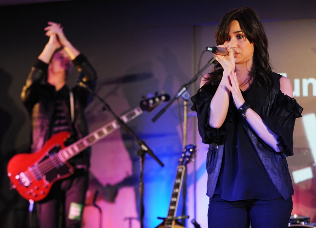63898_Preppie_Demi_Lovato_performing_live_at_The_Apple_Store_in_London_04_22_09_7254__122_162lo.jpg