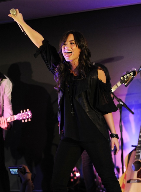 64235_Preppie_Demi_Lovato_performing_live_at_The_Apple_Store_in_London_04_22_09_9186__122_210lo.jpg