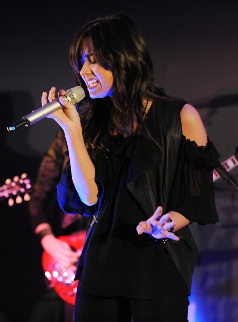 64294_Preppie_Demi_Lovato_performing_live_at_The_Apple_Store_in_London_04_22_09_1220__122_42lo.jpg