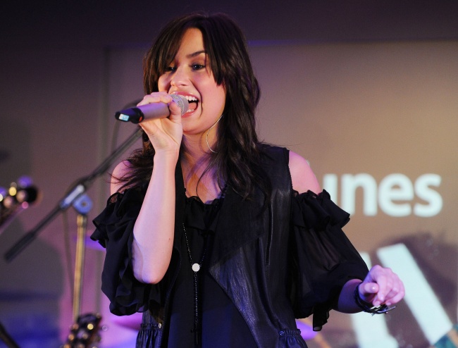 64331_Preppie_Demi_Lovato_performing_live_at_The_Apple_Store_in_London_04_22_09_2268__122_813lo.jpg