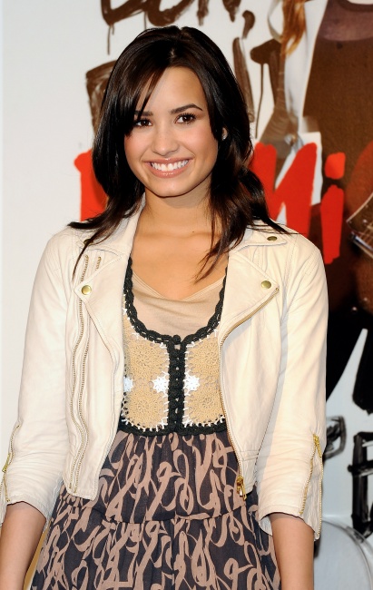 67680_Demi_Lovato_signs_copies_of_her_new_album_Don59t_Forget_in_Madrid3_Spain_07_122_646lo.jpg