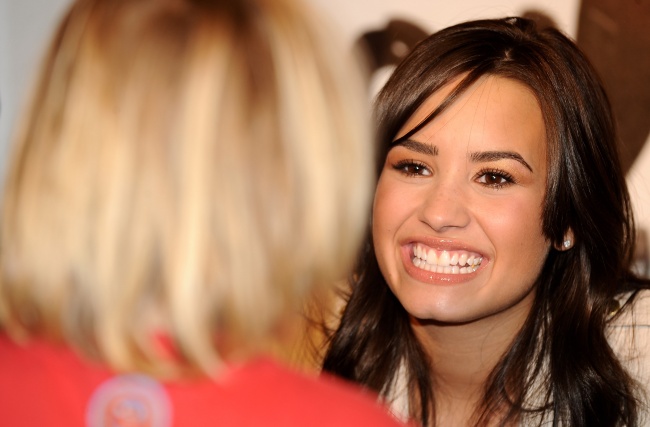 67728_Demi_Lovato_signs_copies_of_her_new_album_Don29t_Forget_in_Madrid6_Spain_12_122_552lo.jpg