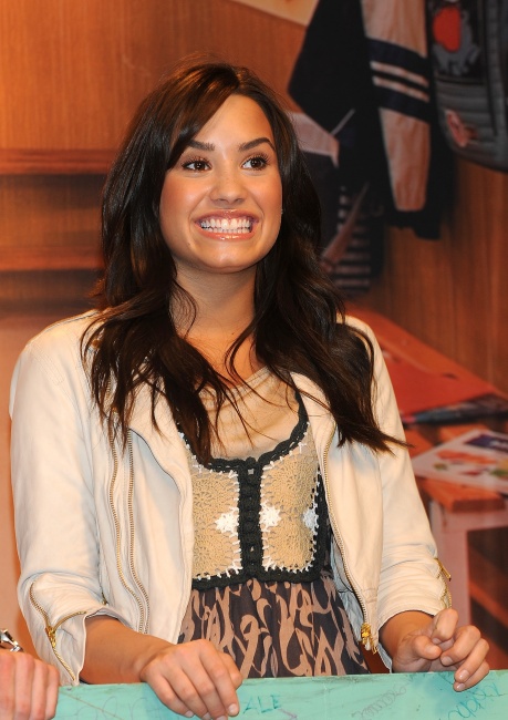 74525_Preppie_Demi_Lovato_attends_new_Disney_TV_and_Music_Season_photocall_3497_122_1140lo.jpg