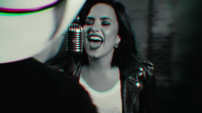 Brad_Paisley_-_Without_a_Fight_ft__Demi_Lovato5Bvia_torchbrowser_com5D_mp41330.png