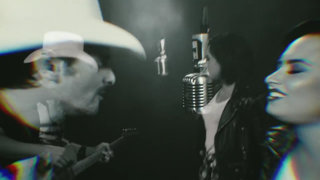 Brad_Paisley_-_Without_a_Fight_ft__Demi_Lovato5Bvia_torchbrowser_com5D_mp41360.png