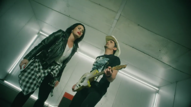 Brad_Paisley_-_Without_a_Fight_ft__Demi_Lovato5Bvia_torchbrowser_com5D_mp41506.png