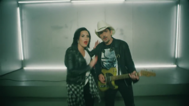 Brad_Paisley_-_Without_a_Fight_ft__Demi_Lovato5Bvia_torchbrowser_com5D_mp41635.png