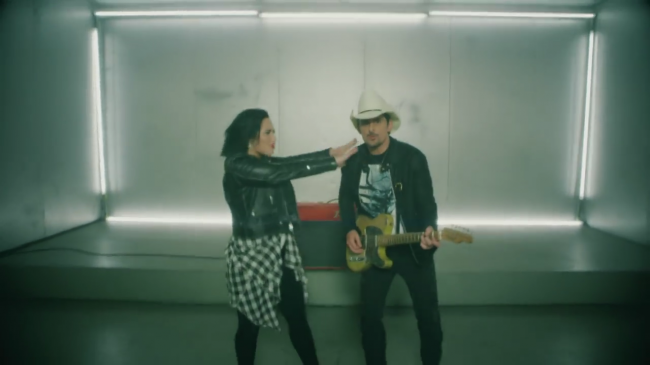Brad_Paisley_-_Without_a_Fight_ft__Demi_Lovato5Bvia_torchbrowser_com5D_mp41646.png