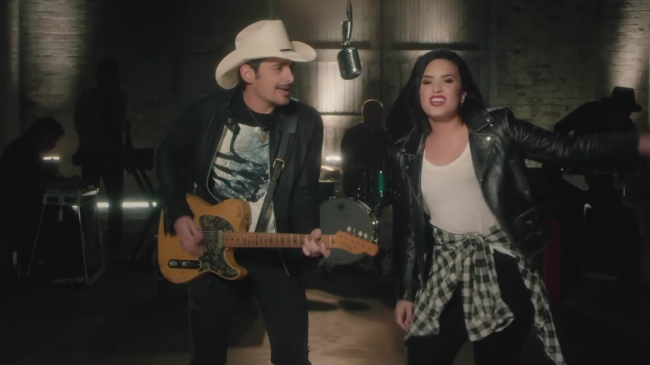 Brad_Paisley_-_Without_a_Fight_ft__Demi_Lovato5Bvia_torchbrowser_com5D_mp41702.png