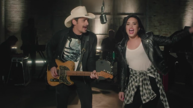 Brad_Paisley_-_Without_a_Fight_ft__Demi_Lovato5Bvia_torchbrowser_com5D_mp41704.png