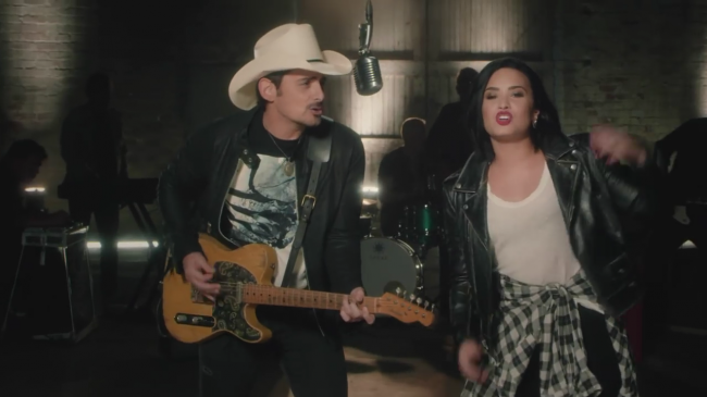 Brad_Paisley_-_Without_a_Fight_ft__Demi_Lovato5Bvia_torchbrowser_com5D_mp41713.png