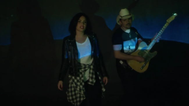 Brad_Paisley_-_Without_a_Fight_ft__Demi_Lovato5Bvia_torchbrowser_com5D_mp41832.png
