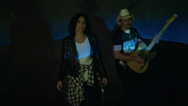 Brad_Paisley_-_Without_a_Fight_ft__Demi_Lovato5Bvia_torchbrowser_com5D_mp41833.png
