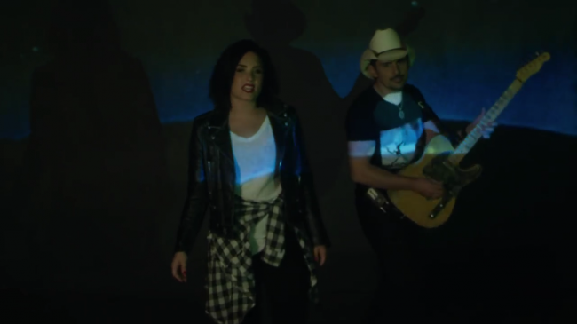 Brad_Paisley_-_Without_a_Fight_ft__Demi_Lovato5Bvia_torchbrowser_com5D_mp41835.png