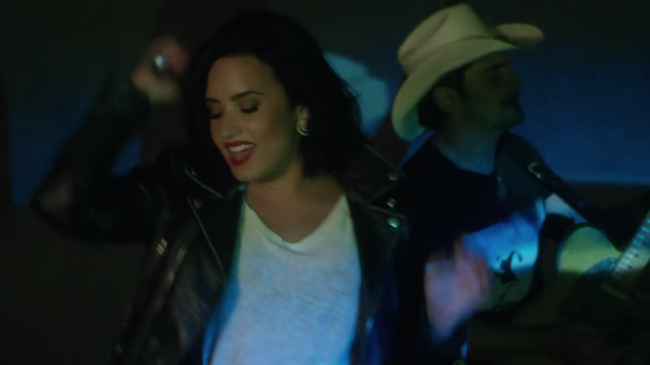Brad_Paisley_-_Without_a_Fight_ft__Demi_Lovato5Bvia_torchbrowser_com5D_mp41887.png
