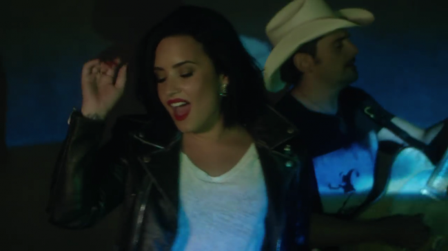 Brad_Paisley_-_Without_a_Fight_ft__Demi_Lovato5Bvia_torchbrowser_com5D_mp41891.png