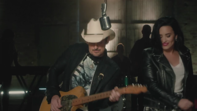 Brad_Paisley_-_Without_a_Fight_ft__Demi_Lovato5Bvia_torchbrowser_com5D_mp41945.png