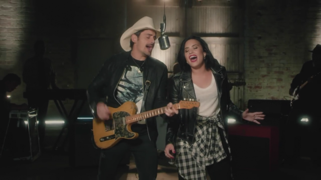 Brad_Paisley_-_Without_a_Fight_ft__Demi_Lovato5Bvia_torchbrowser_com5D_mp42001.png