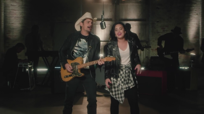Brad_Paisley_-_Without_a_Fight_ft__Demi_Lovato5Bvia_torchbrowser_com5D_mp42030.png