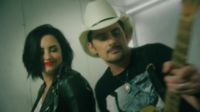 Brad_Paisley_-_Without_a_Fight_ft__Demi_Lovato5Bvia_torchbrowser_com5D_mp42186.png