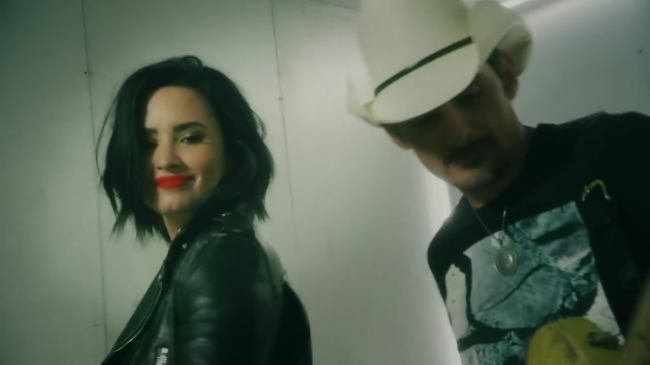 Brad_Paisley_-_Without_a_Fight_ft__Demi_Lovato5Bvia_torchbrowser_com5D_mp42196.png