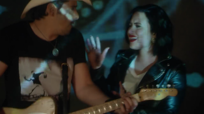Brad_Paisley_-_Without_a_Fight_ft__Demi_Lovato5Bvia_torchbrowser_com5D_mp43109.png