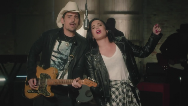 Brad_Paisley_-_Without_a_Fight_ft__Demi_Lovato5Bvia_torchbrowser_com5D_mp43384.png