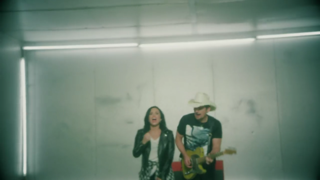 Brad_Paisley_-_Without_a_Fight_ft__Demi_Lovato5Bvia_torchbrowser_com5D_mp43526.png