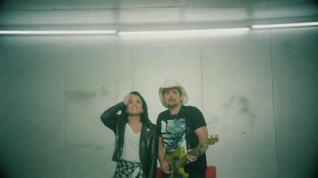 Brad_Paisley_-_Without_a_Fight_ft__Demi_Lovato5Bvia_torchbrowser_com5D_mp43570.png