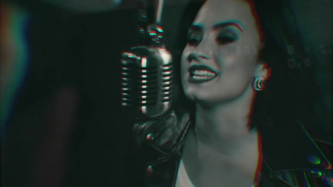 Brad_Paisley_-_Without_a_Fight_ft__Demi_Lovato5Bvia_torchbrowser_com5D_mp43670.png