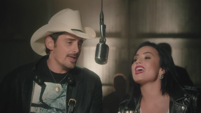 Brad_Paisley_-_Without_a_Fight_ft__Demi_Lovato5Bvia_torchbrowser_com5D_mp43715.png