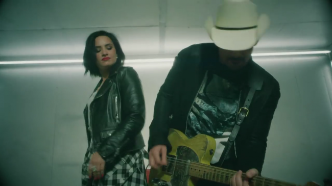 Brad_Paisley_-_Without_a_Fight_ft__Demi_Lovato5Bvia_torchbrowser_com5D_mp43880.png