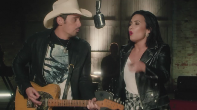 Brad_Paisley_-_Without_a_Fight_ft__Demi_Lovato5Bvia_torchbrowser_com5D_mp44208.png