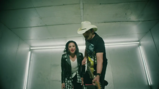 Brad_Paisley_-_Without_a_Fight_ft__Demi_Lovato5Bvia_torchbrowser_com5D_mp44276.png