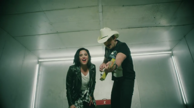 Brad_Paisley_-_Without_a_Fight_ft__Demi_Lovato5Bvia_torchbrowser_com5D_mp44296.png