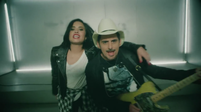 Brad_Paisley_-_Without_a_Fight_ft__Demi_Lovato5Bvia_torchbrowser_com5D_mp44761.png