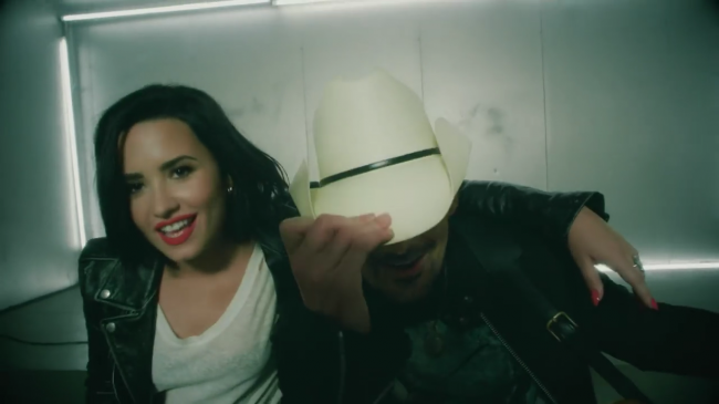 Brad_Paisley_-_Without_a_Fight_ft__Demi_Lovato5Bvia_torchbrowser_com5D_mp44784.png