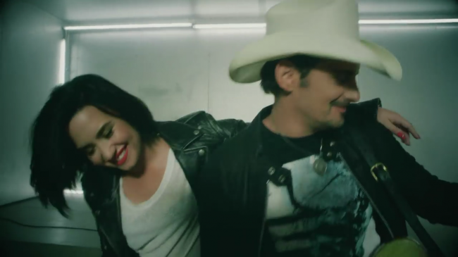 Brad_Paisley_-_Without_a_Fight_ft__Demi_Lovato5Bvia_torchbrowser_com5D_mp44825.png