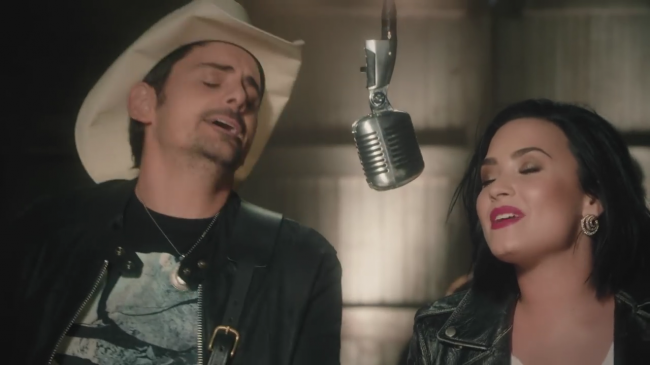 Brad_Paisley_-_Without_a_Fight_ft__Demi_Lovato5Bvia_torchbrowser_com5D_mp44880.png