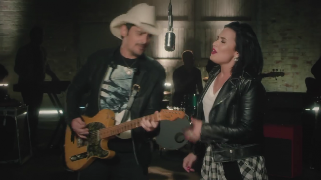 Brad_Paisley_-_Without_a_Fight_ft__Demi_Lovato5Bvia_torchbrowser_com5D_mp44969.png