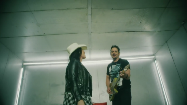 Brad_Paisley_-_Without_a_Fight_ft__Demi_Lovato5Bvia_torchbrowser_com5D_mp45078.png