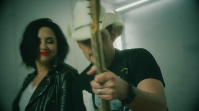 Brad_Paisley_-_Without_a_Fight_ft__Demi_Lovato5Bvia_torchbrowser_com5D_mp45408.png